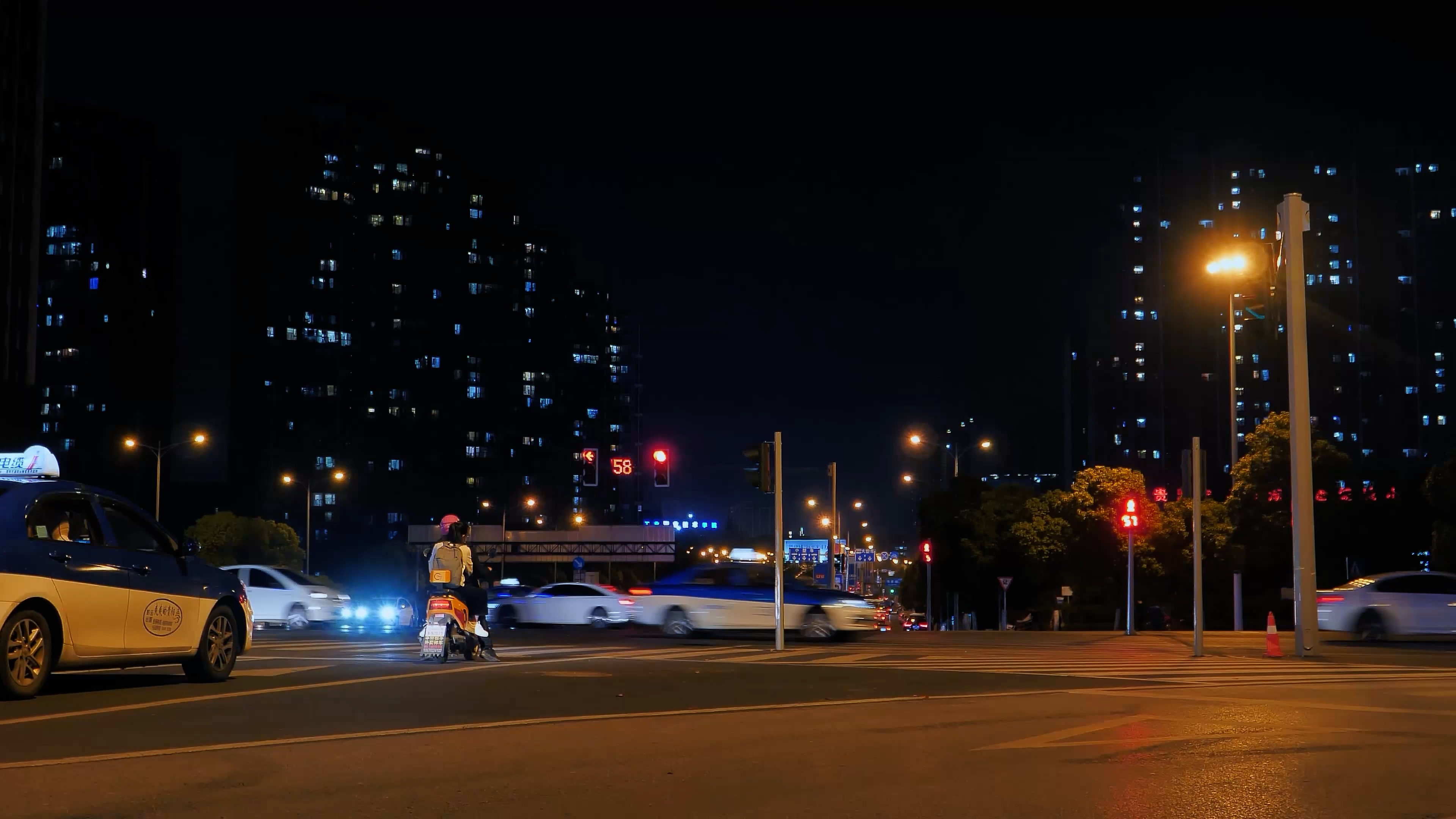 4k拍摄城市夜景人流车流移动延时视频的预览图