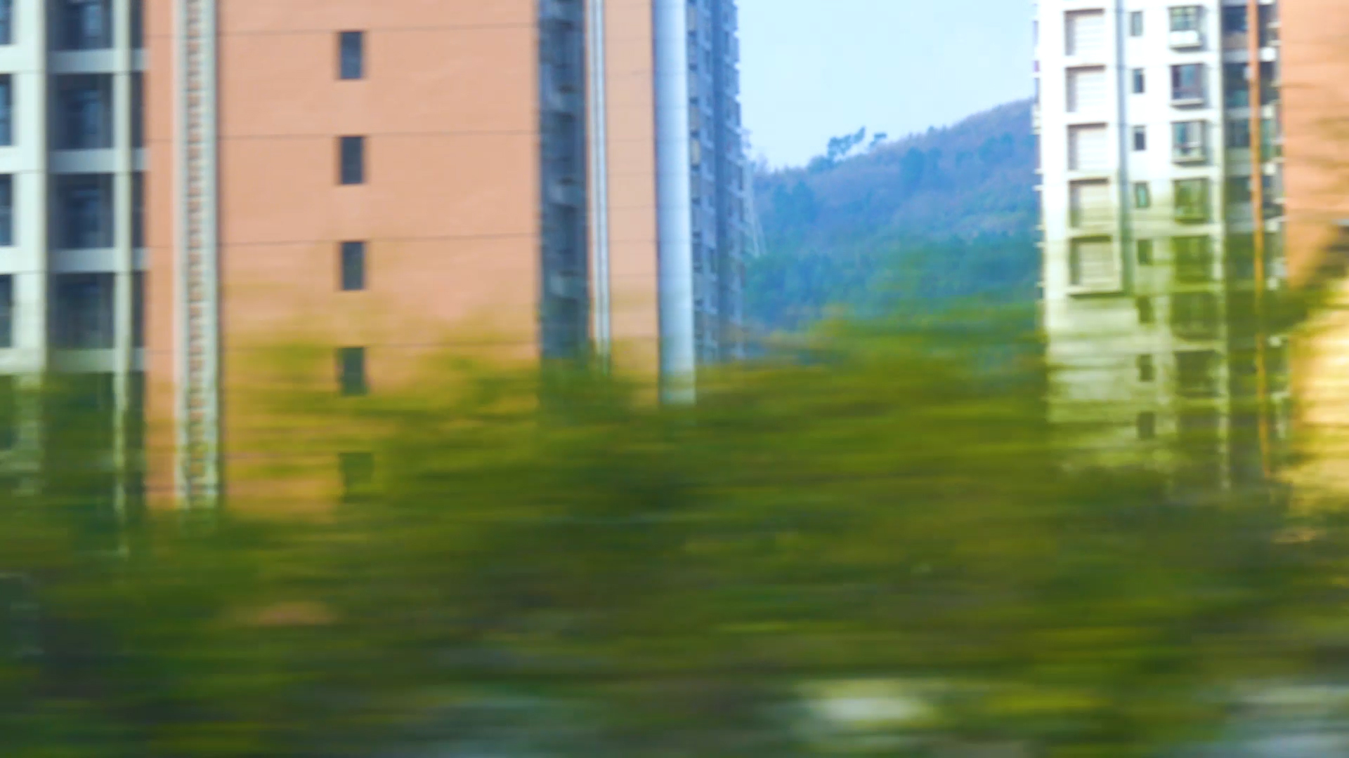 4k实拍高速火车窗外的风光意境视频的预览图