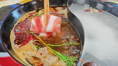 4K高清俯拍特色美食鸳鸯火锅涮肉视频的预览图