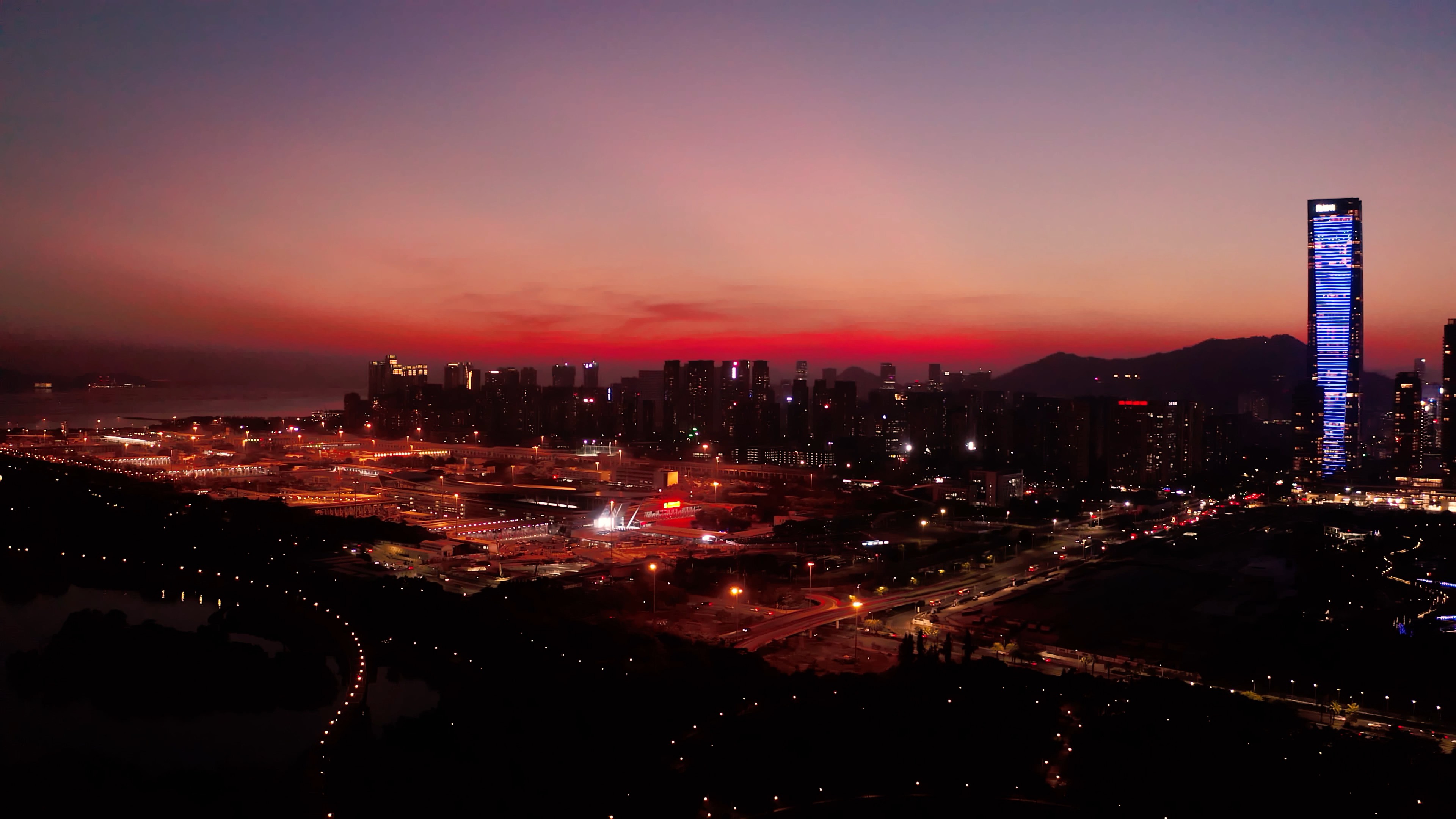 4k航拍城市日落余晖天空火烧云视频的预览图