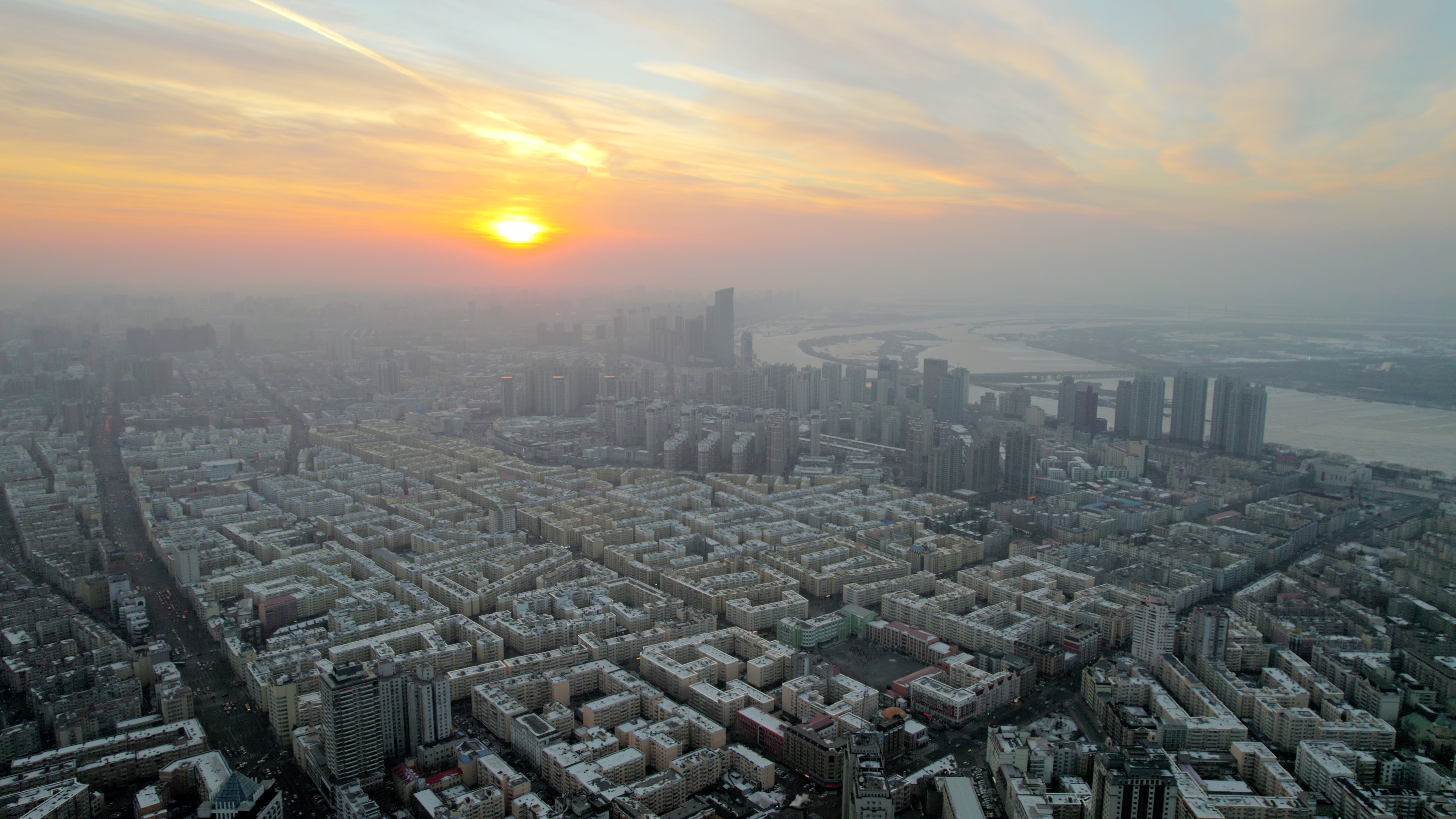 4k航拍哈尔滨清晨城市日出晨曦风光视频的预览图