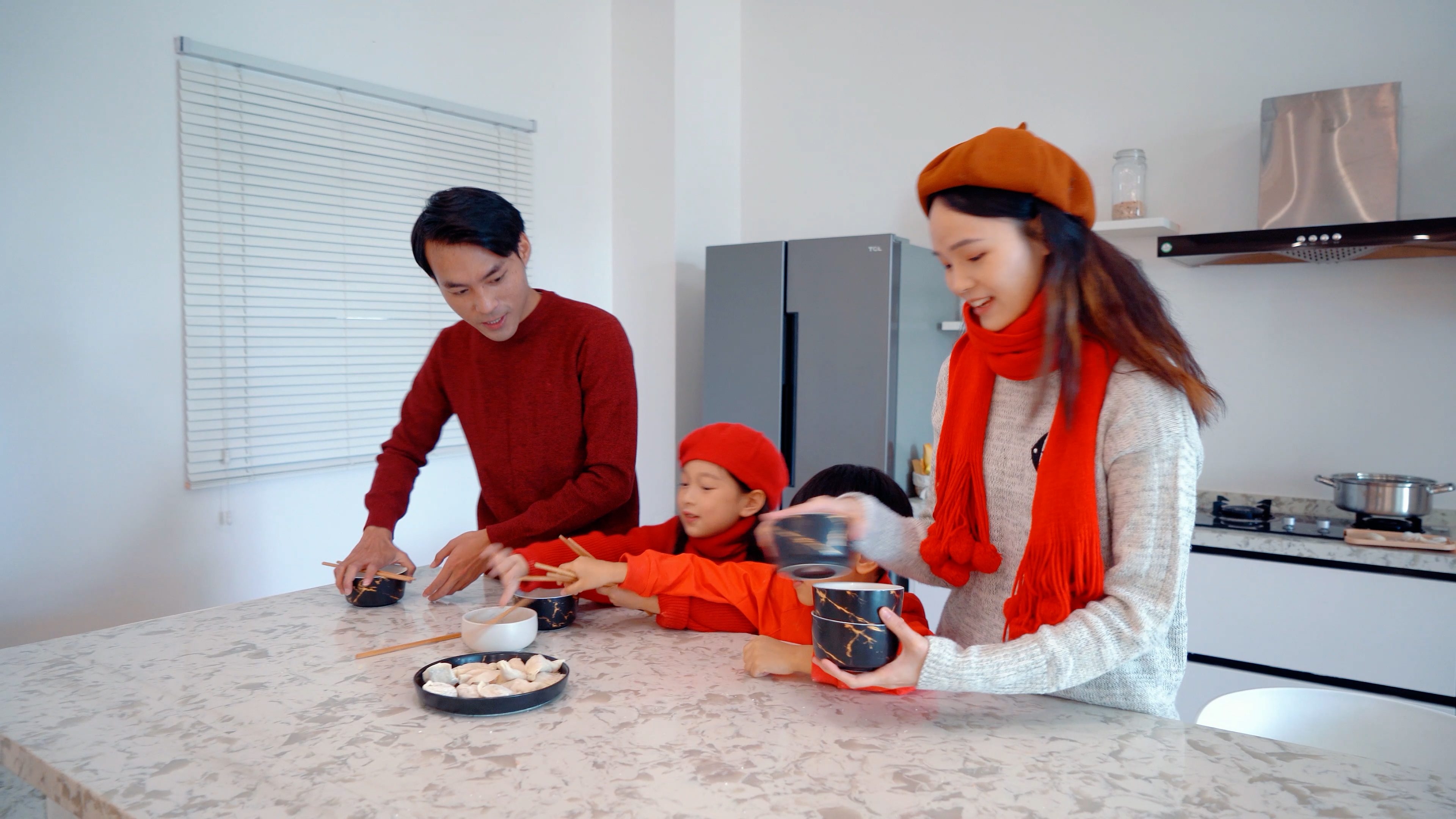 4k新年晚饭过后孩子帮助父母收拾碗筷视频的预览图