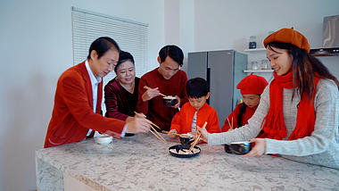 4k新年过年一家人在聚一起吃饺子视频的预览图