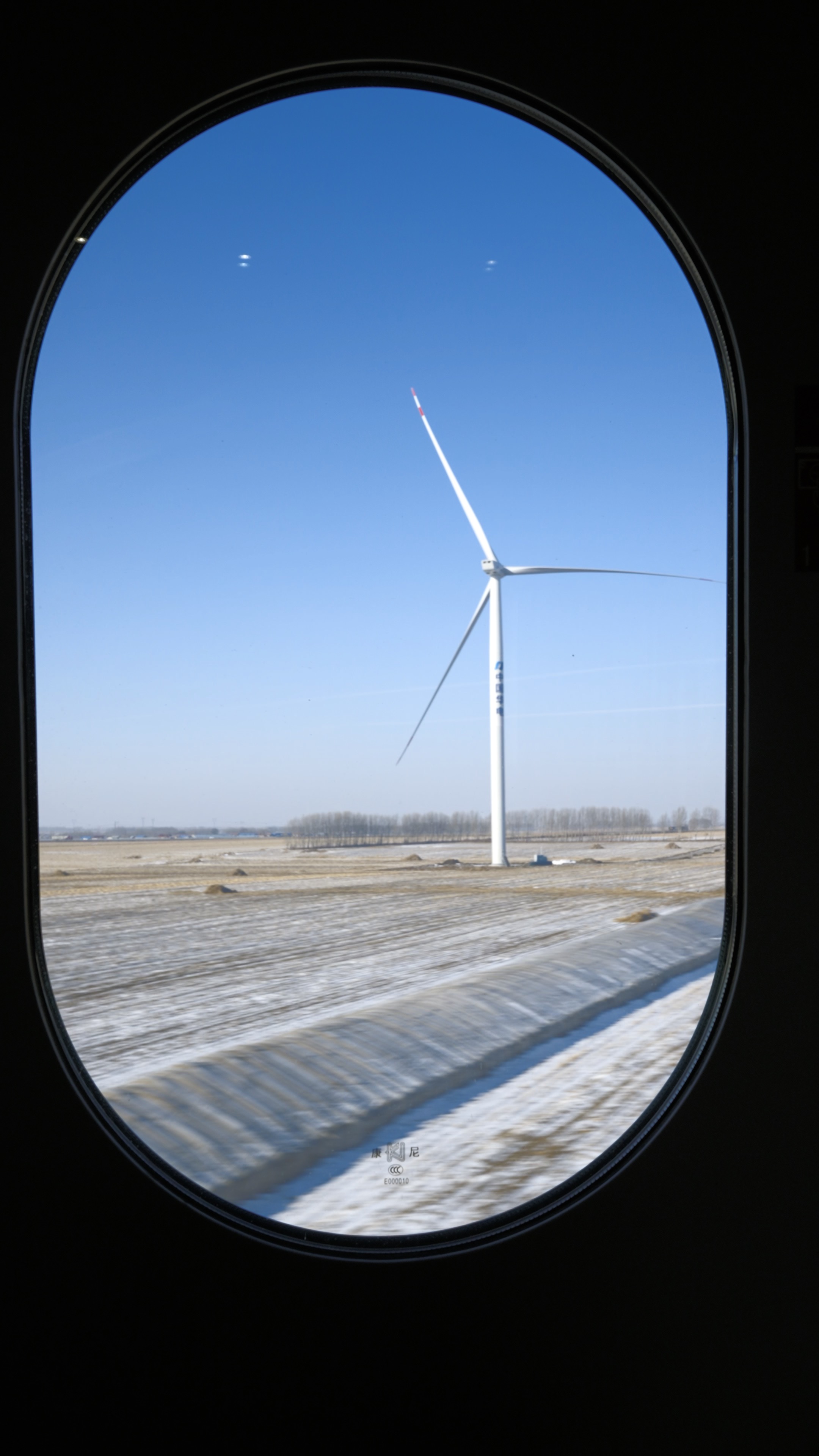4k竖屏火车高铁窗外风景雪景视频的预览图