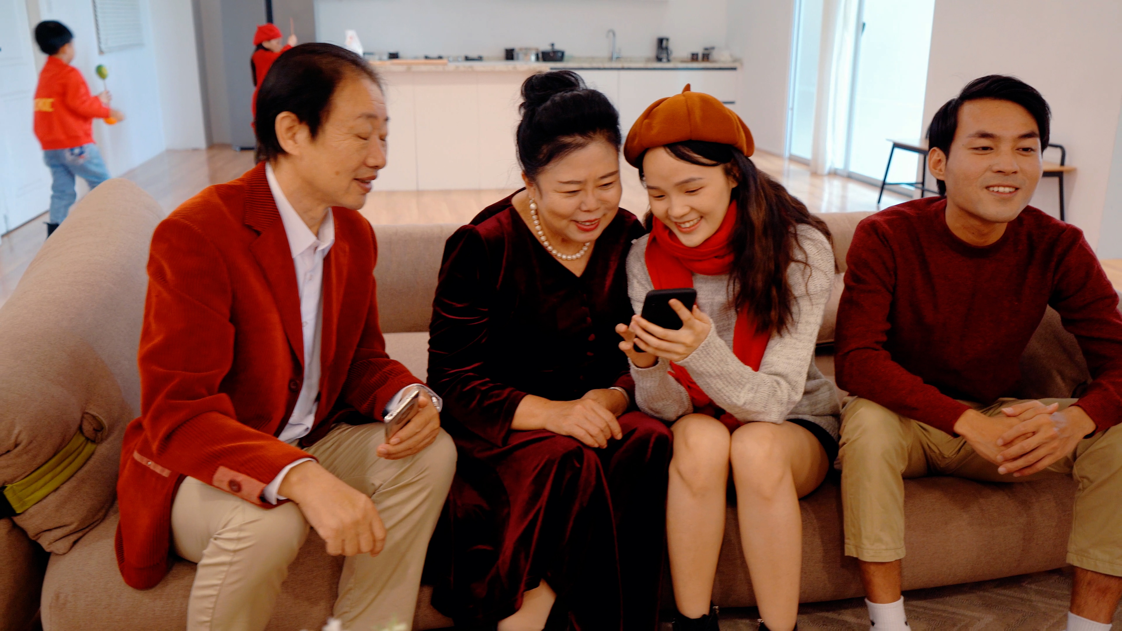 4k新年春节一家团圆女儿教父母使用手机视频的预览图