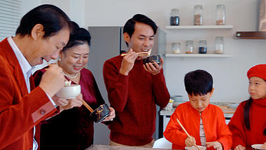 4k三代同堂过年一家人一起吃饺子视频的预览图