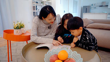 4k亲子时光妈妈教孩子学习阅读视频的预览图