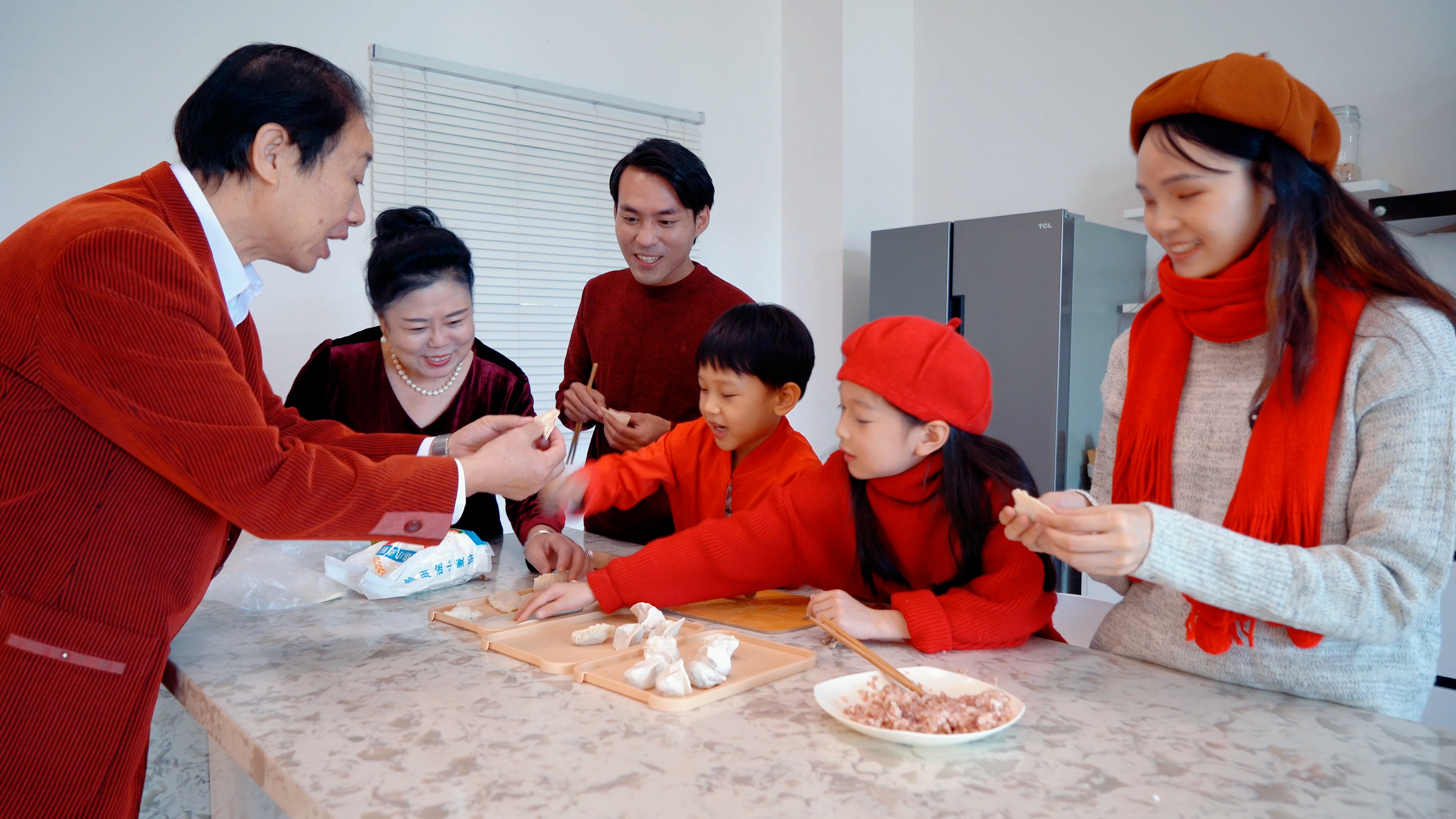 4k新年过年爷爷奶奶到料理台看孩子包饺子视频的预览图