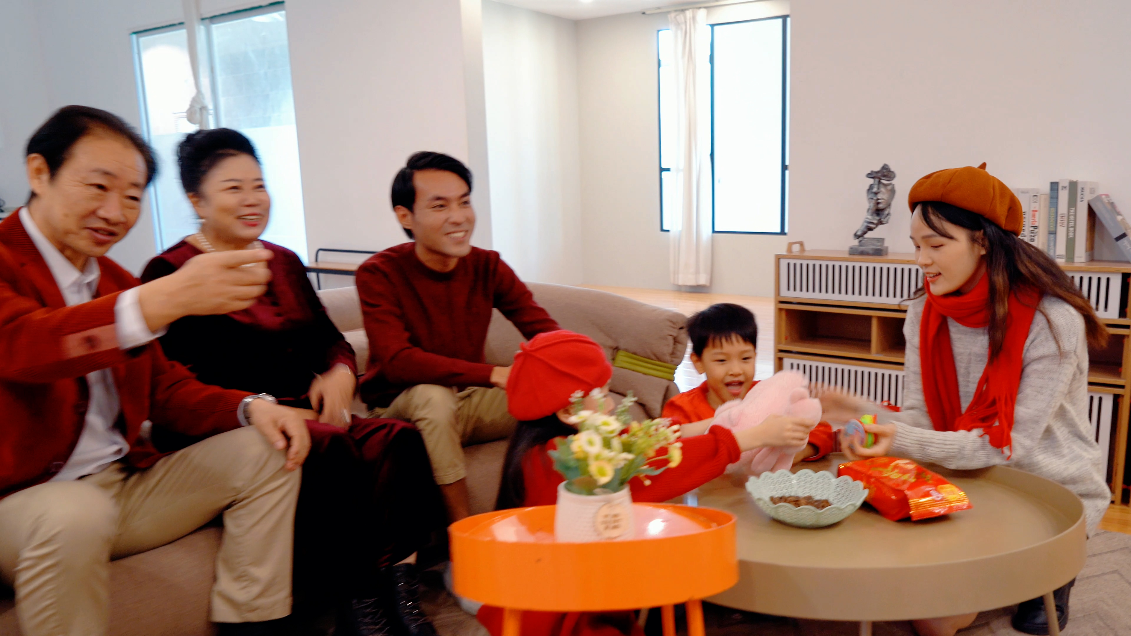 4k新年春节一家人坐沙发上看电视视频的预览图