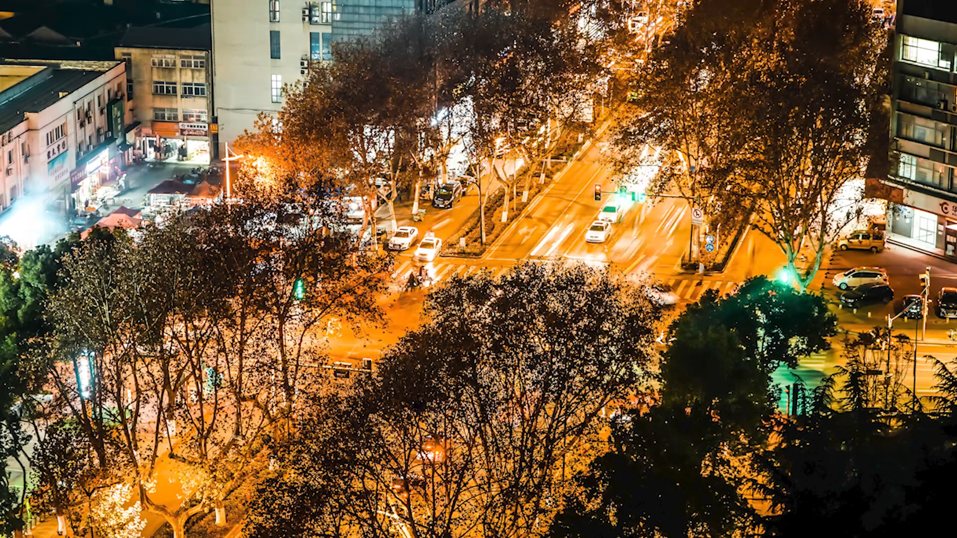 4K城市夜景交通路口车流延时摄影视频的预览图