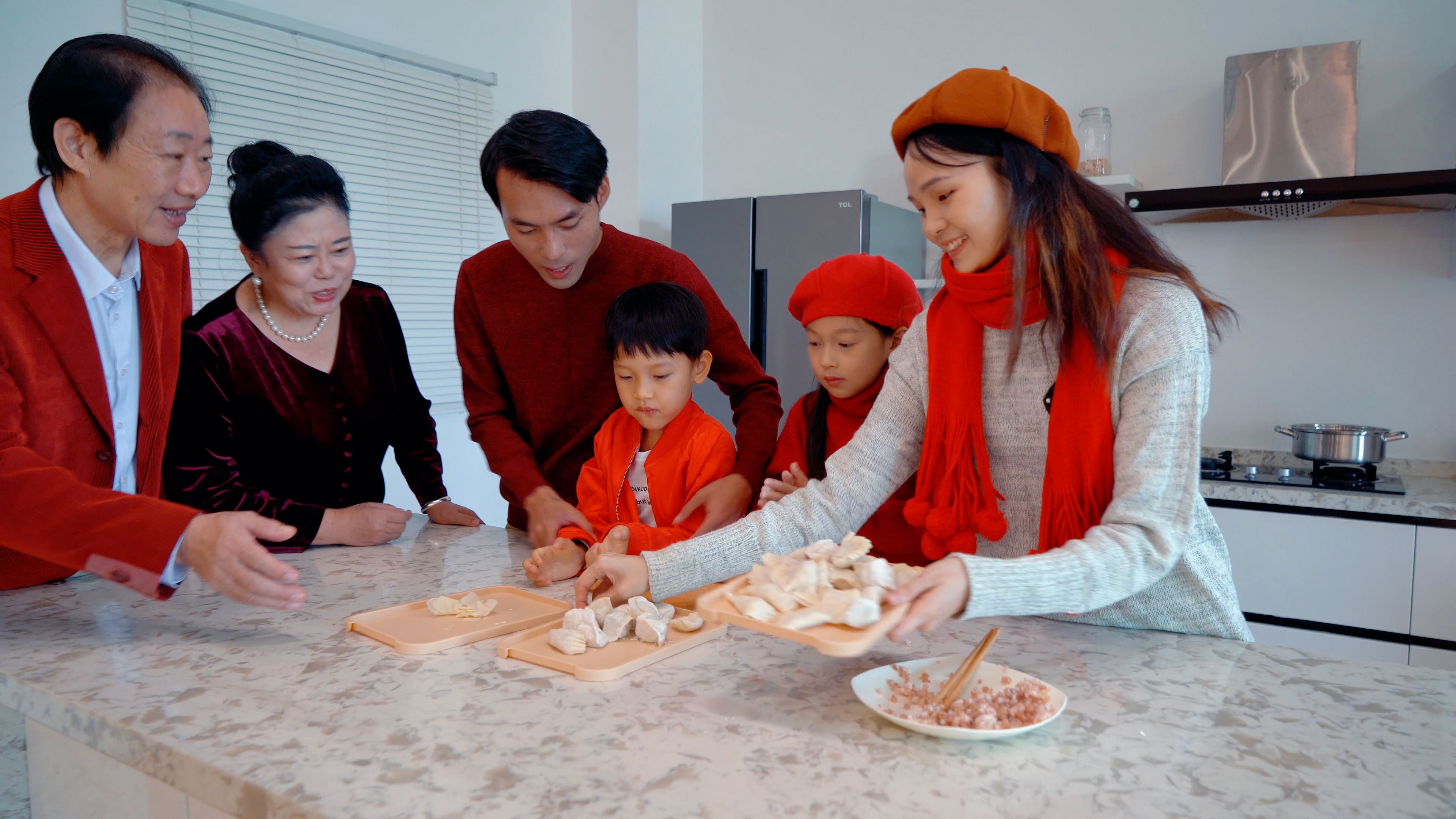 4k新年过年一家人包饺子妈妈把饺子端去煮熟视频的预览图