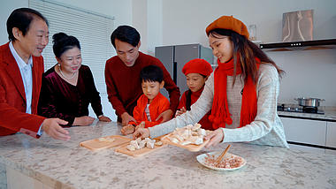 4k新年过年一家人包饺子妈妈把饺子端去煮熟视频的预览图