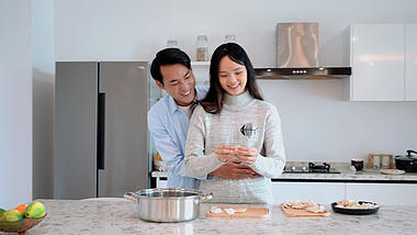 4k夫妻丈夫跟妻子一起下厨包饺子视频的预览图