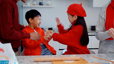 4k姐姐跟弟弟新年过年厨房包饺子打架打闹视频的预览图