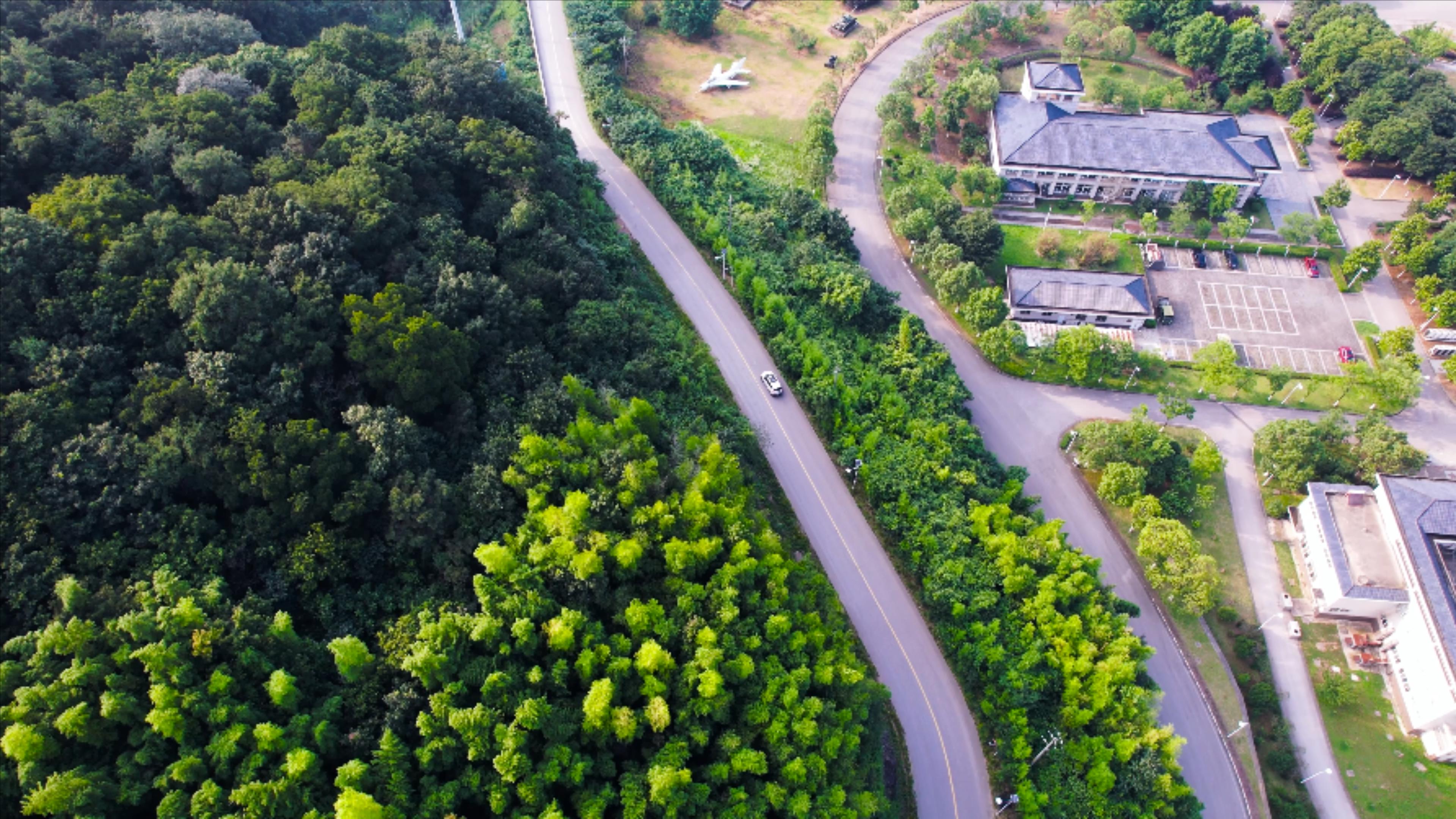 4K航拍公路风光竹海公路风景视频的预览图