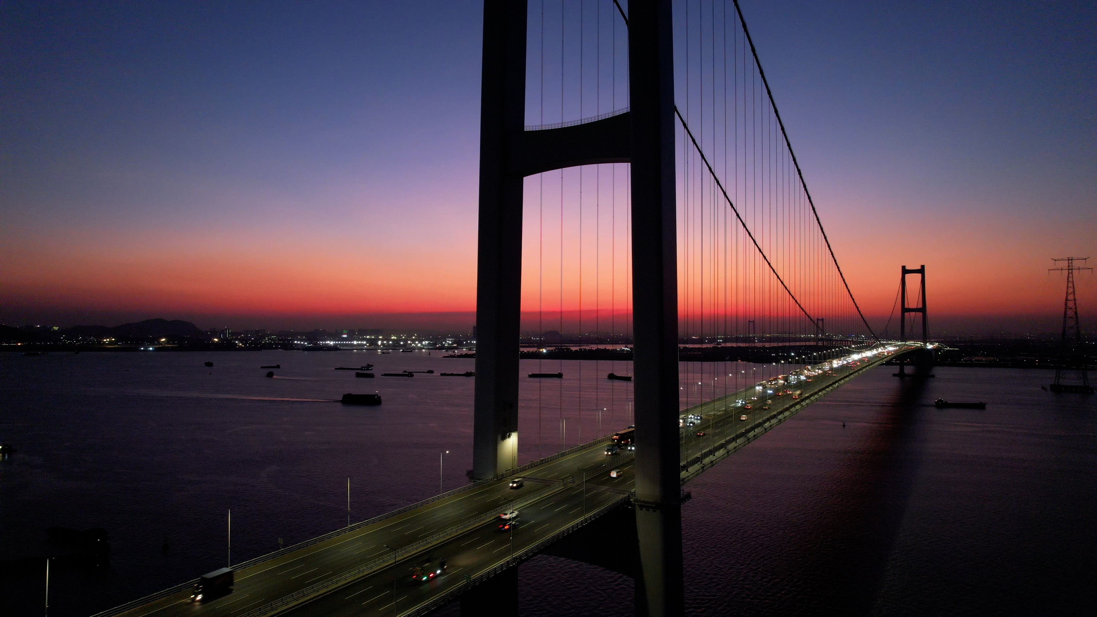 4k航拍日出日落夕阳桥梁上的车流视频的预览图