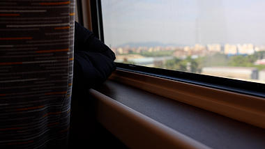 4k实拍高铁车厢回家路上窗边风景虚化空镜视频的预览图