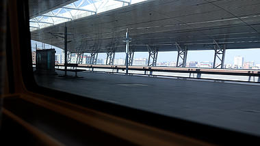 4k实拍坐高铁火车动车离开站台月台窗外风景视频的预览图