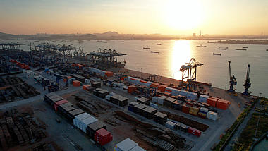 4k航拍日出日落下的码头出口贸易集装箱视频的预览图
