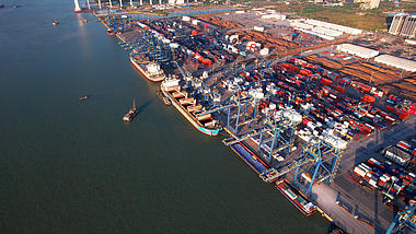 4k航拍港口码头物流运输贸易视频的预览图