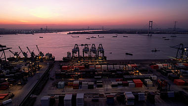 4k航拍日出日落码头港口江河视频的预览图