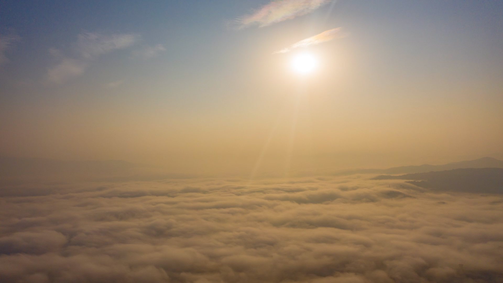 4k航拍清晨唯美山间薄雾云雾云海风光视频的预览图