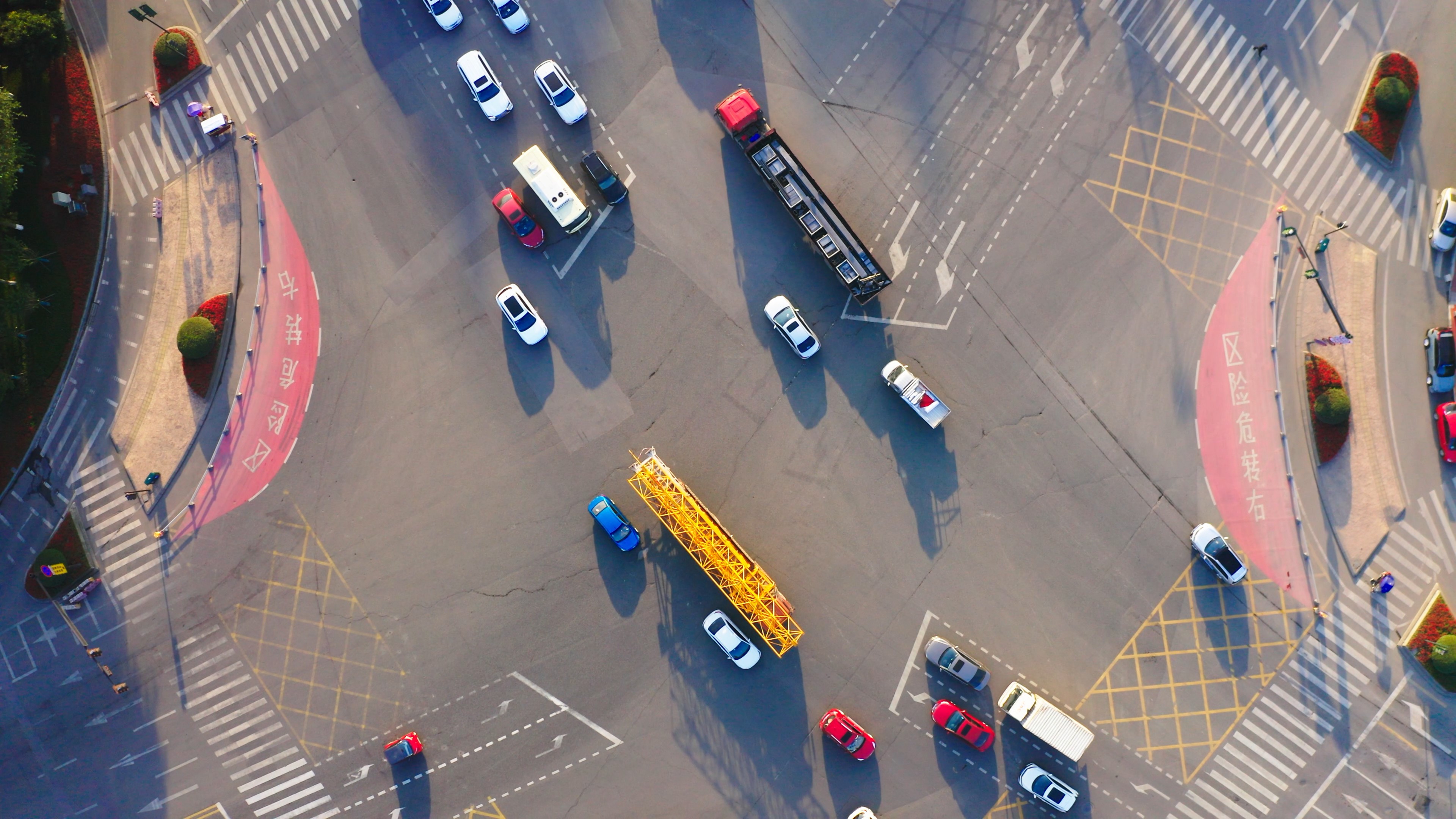 4K实拍城市马路十字路口车流视频素材视频的预览图