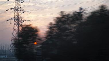 高清实拍旅途中火车窗外的风景落日电网视频的预览图