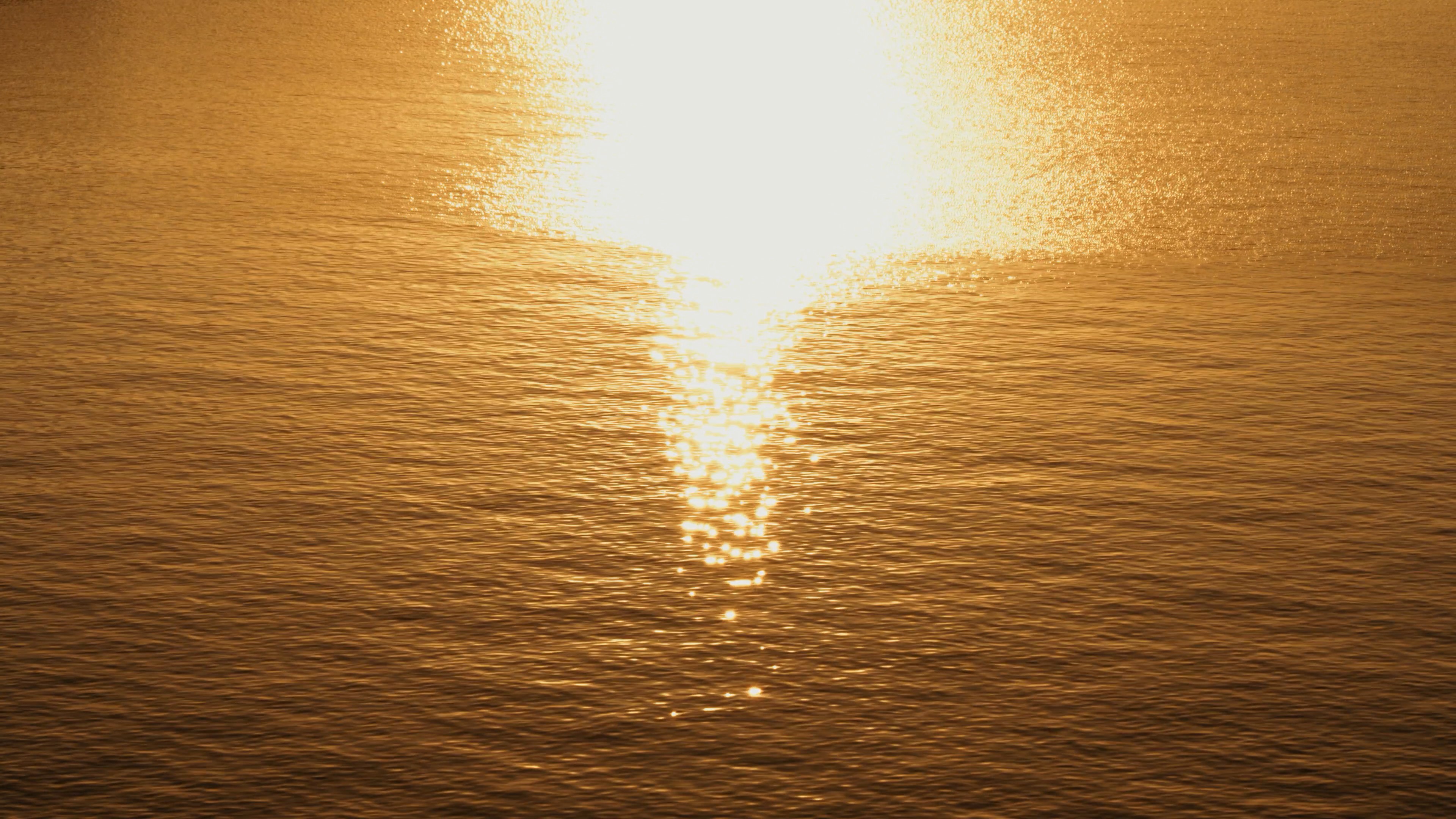 4k夕阳下波光粼粼的江水河水空镜实拍视频的预览图