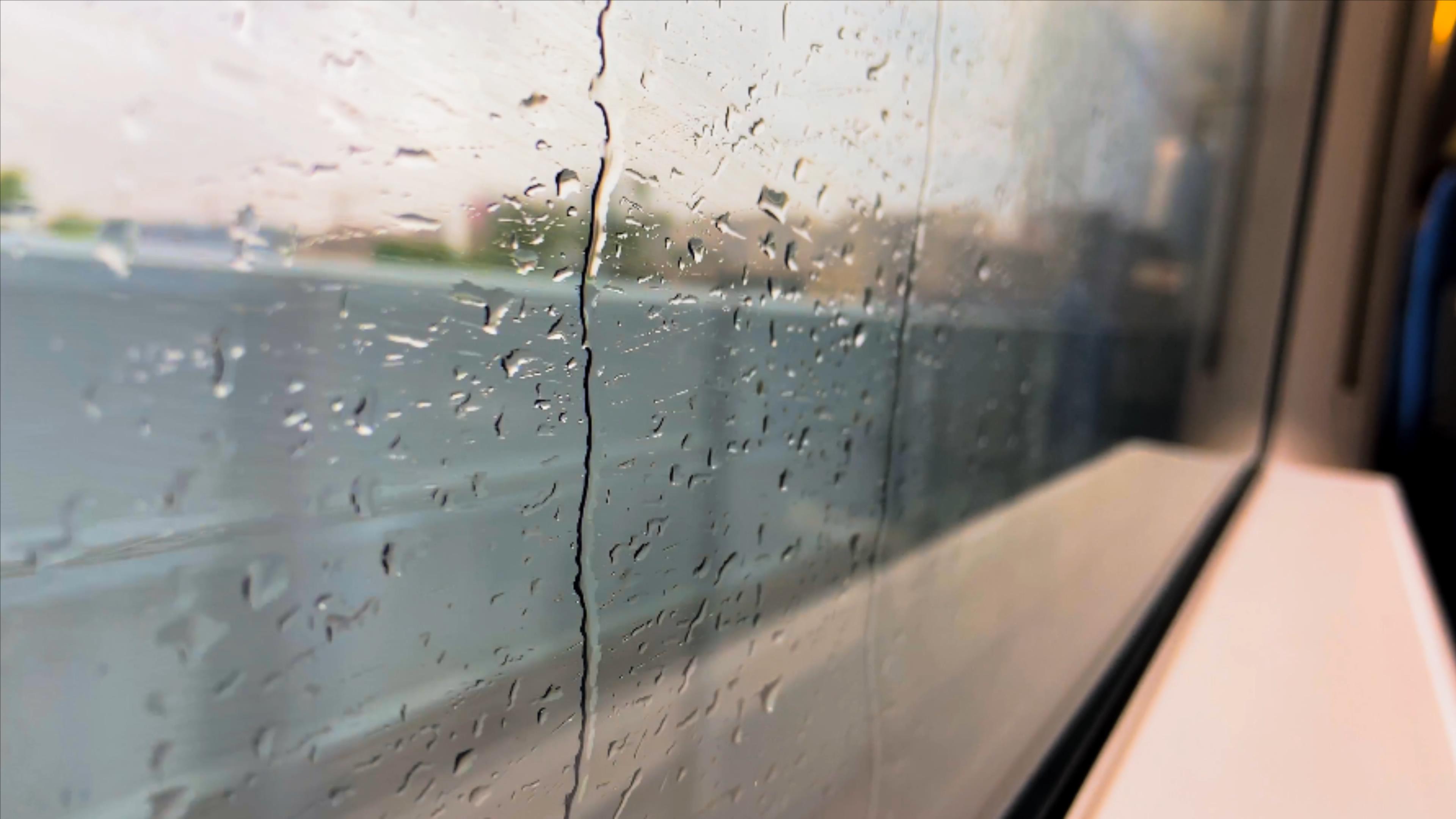 4K实拍火车窗外风景雨水打在窗户上意境视频的预览图