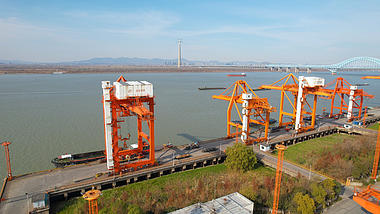 4k航拍南京长江船运码头视频的预览图