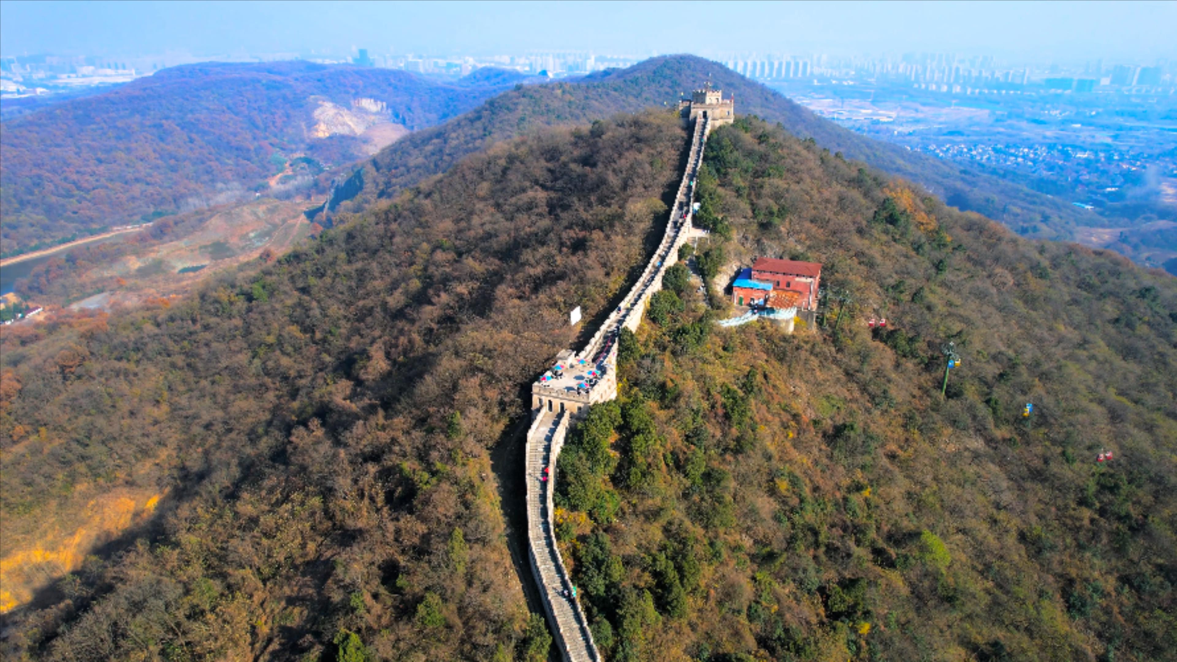 4K航拍南京长城老山风景区秋天景色视频的预览图