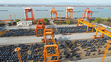 4k航拍钢铁厂货运码头视频的预览图