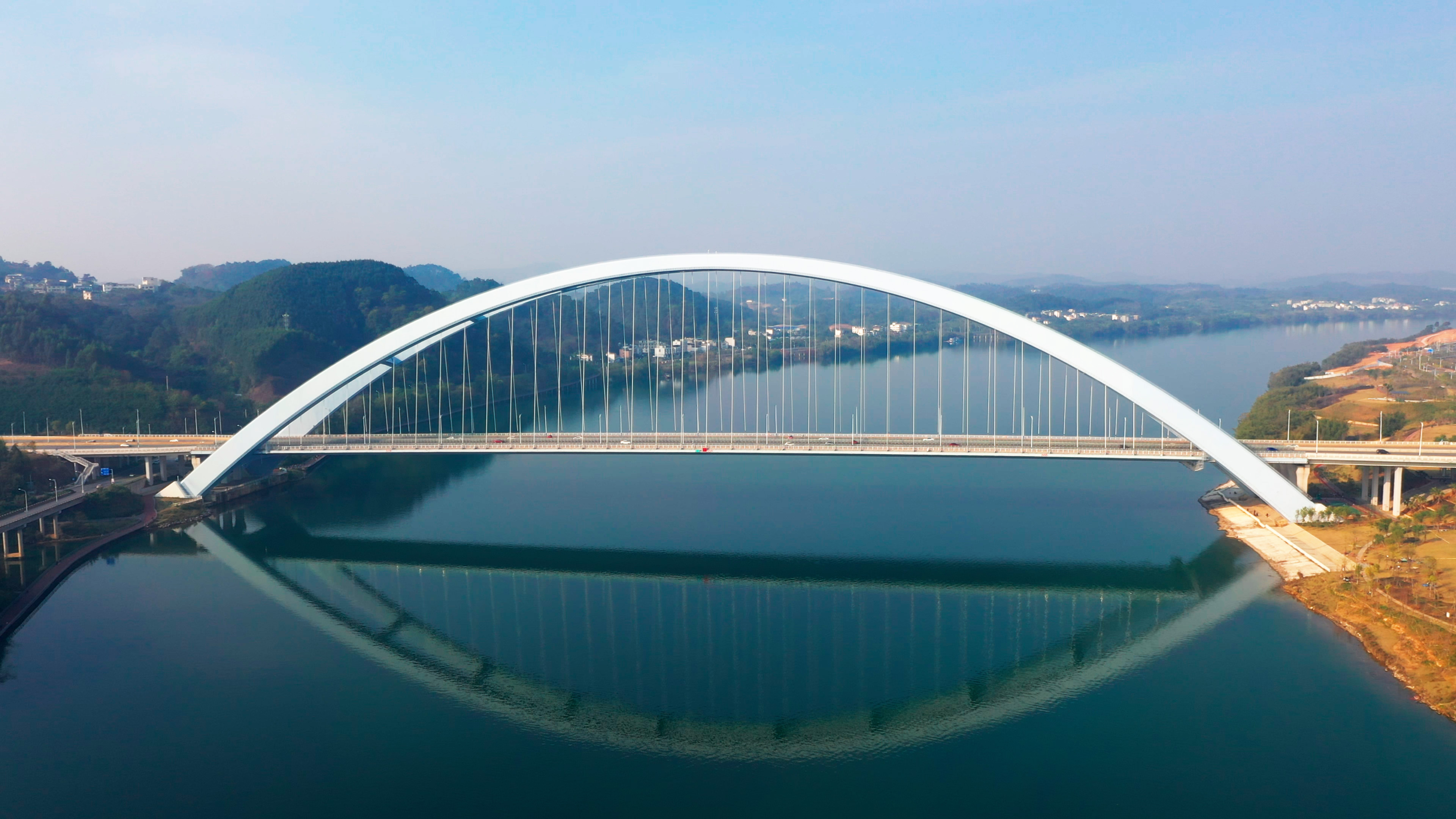 4k柳江官塘大桥建筑航拍实拍视频视频的预览图