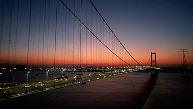 4k航拍日落双色天下的桥梁车流视频的预览图