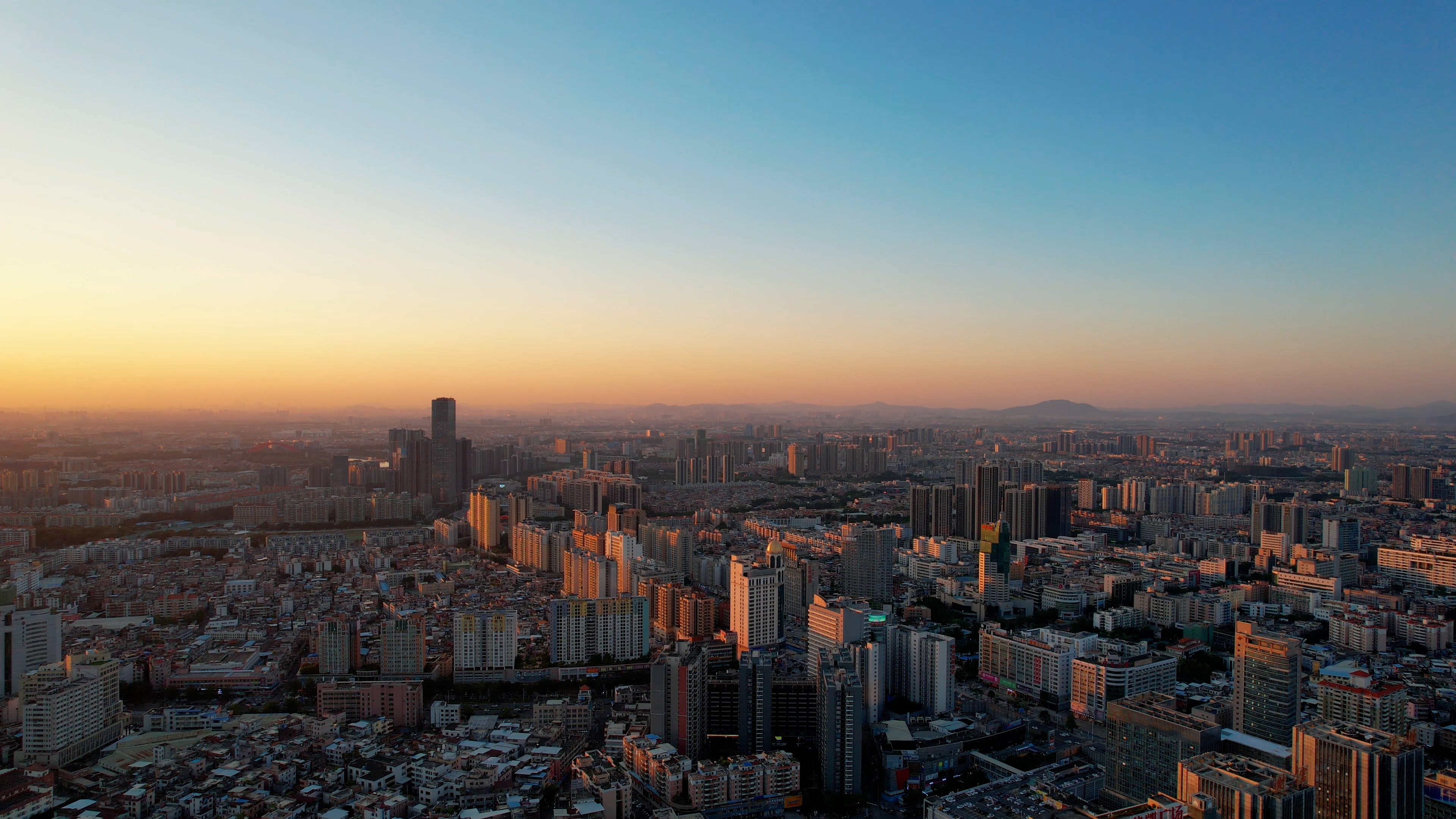 4k航拍东莞日出日落阳光天际线城市风光视频的预览图