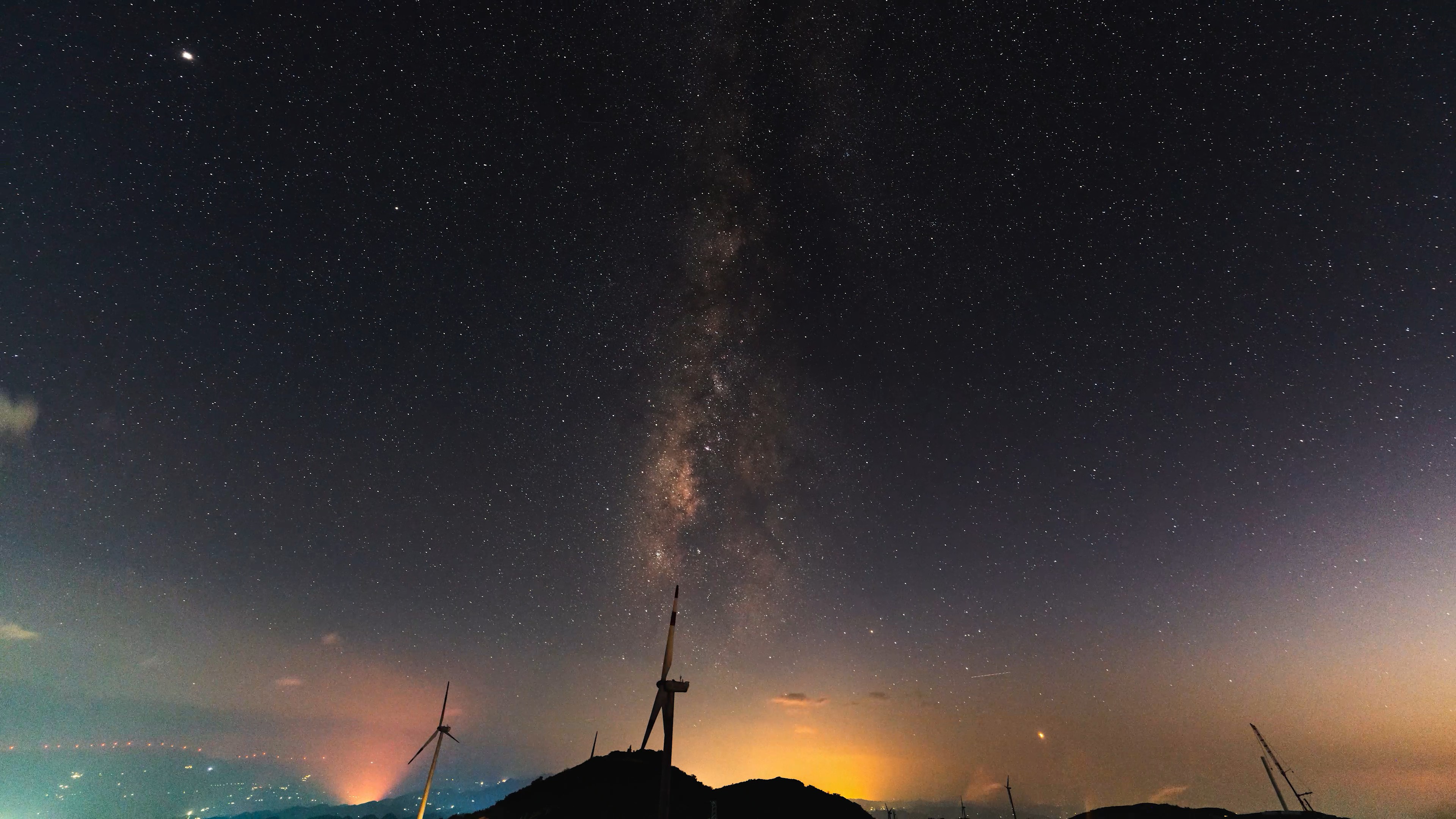 8k震撼山顶风车银河移动星空夜景延时视频的预览图