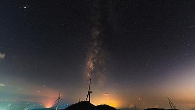 8k震撼山顶风车银河移动星空夜景延时视频的预览图