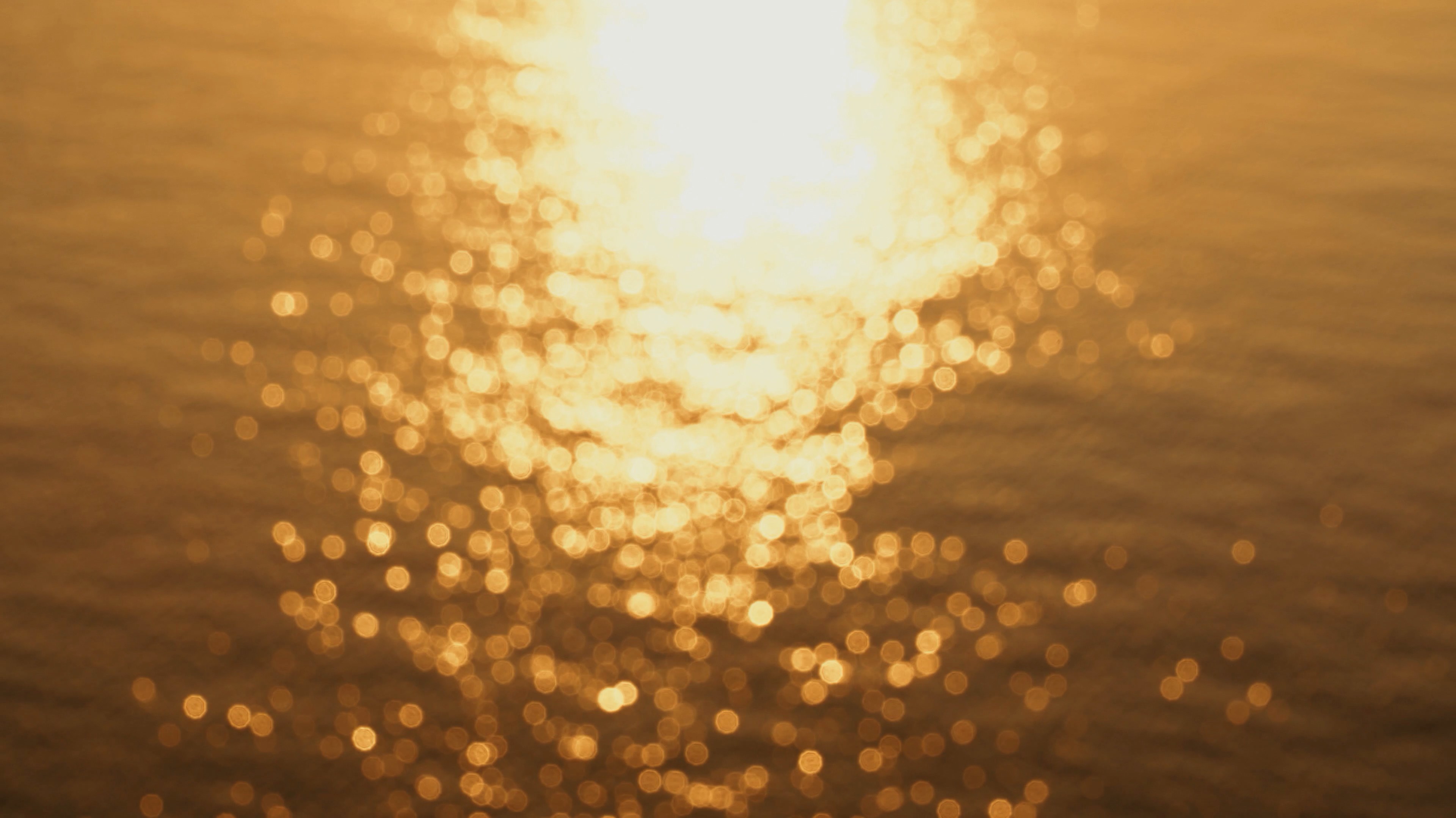 4k阳光反射江面波光粼粼虚化唯美空镜视频的预览图
