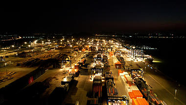 4k航拍夜晚港口物流集装箱视频的预览图