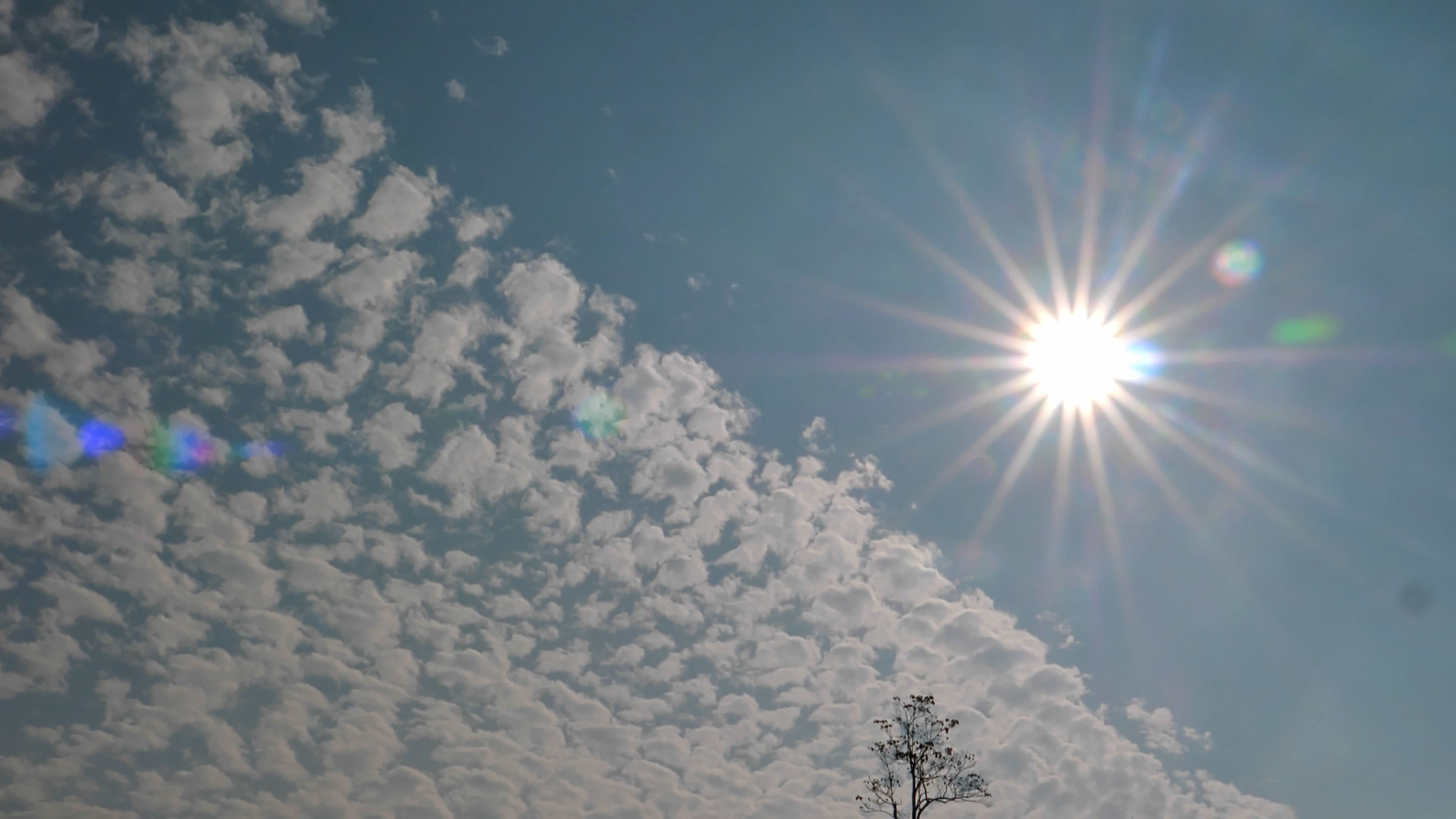 4K拍摄秋天天空云朵阳光太阳延时实拍视频的预览图
