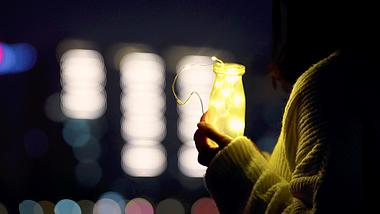 4K女孩拿着灯泡许愿瓶手特写空镜视频素材视频的预览图