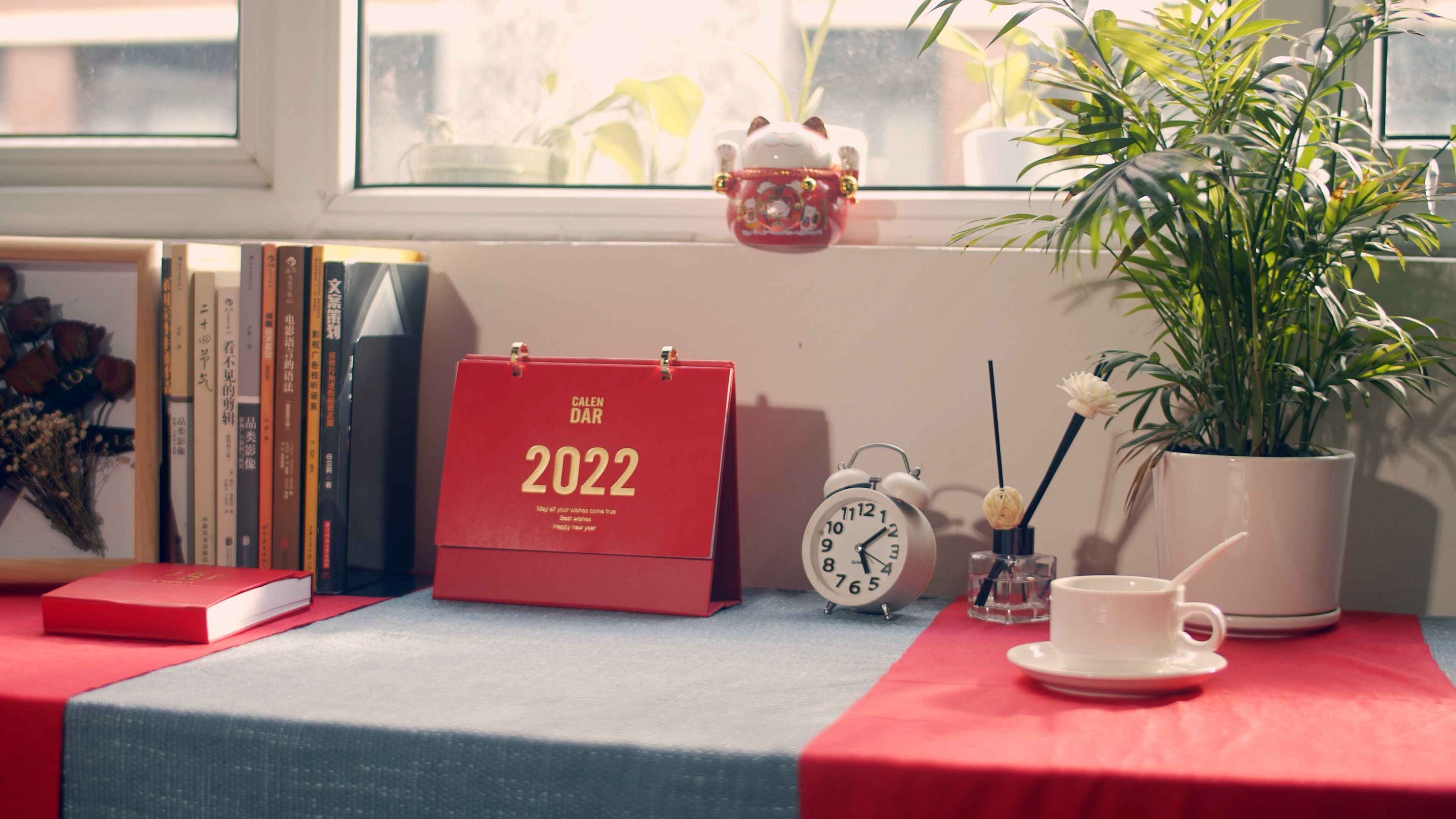 4K实拍唯美书桌新年日历2022空境视频的预览图