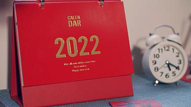 4K实拍唯美书桌新年2022日历红包视频的预览图