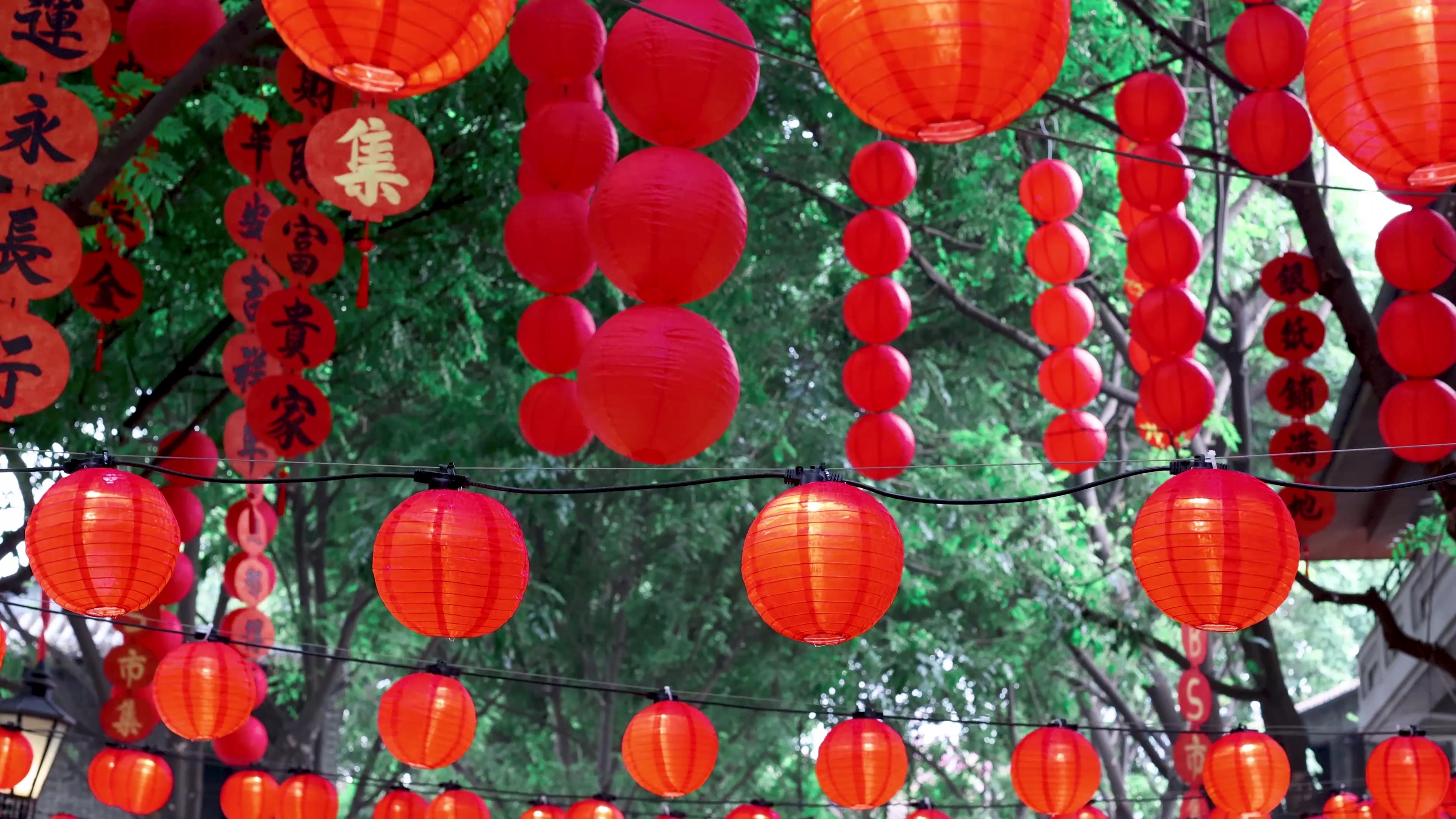 4K实拍红色灯笼传统中国年新年实拍意境空镜视频的预览图