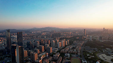 4k航拍城市日出日落阳光照射在城市楼房建筑上视频的预览图