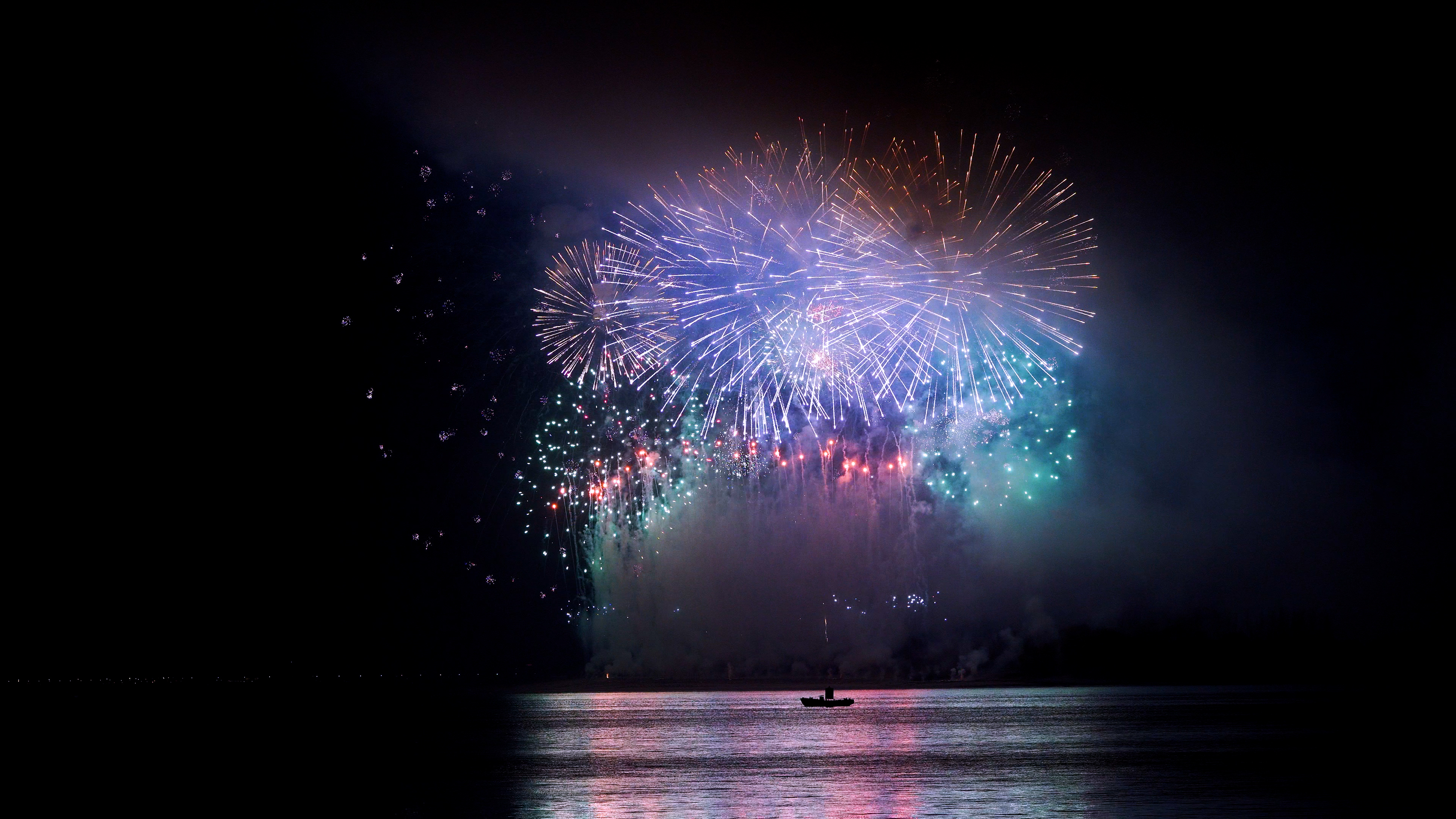 4k实拍江边跨年新年节日烟花表演视频的预览图