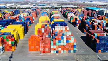 4K航拍大型物流中心集装箱码头港口视频的预览图