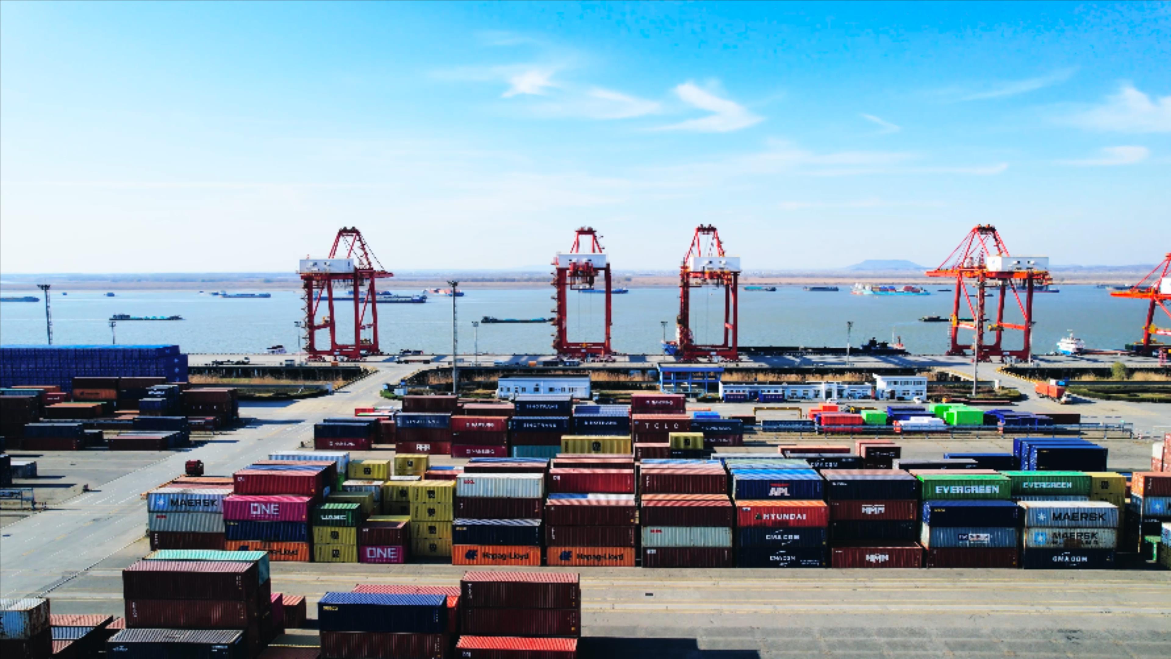 4K航拍贸易港口码头集装箱长江船运视频的预览图