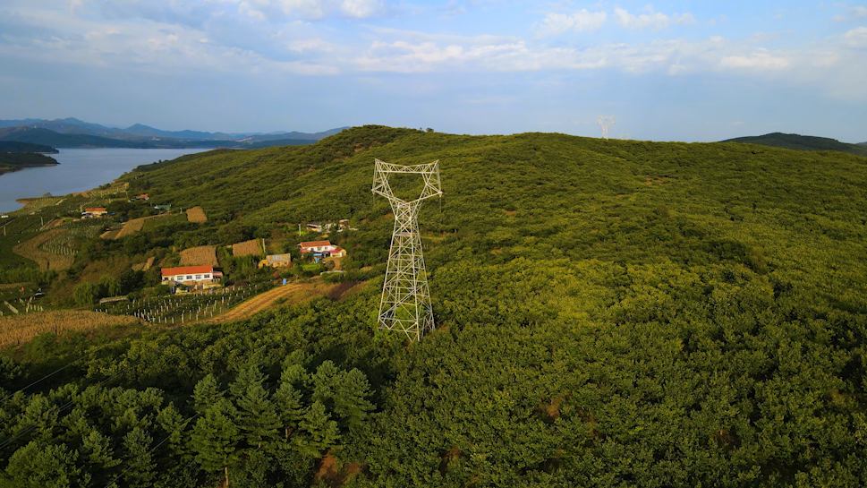 4K山村乡村电力国家电网基站工业航拍空镜头视频的预览图